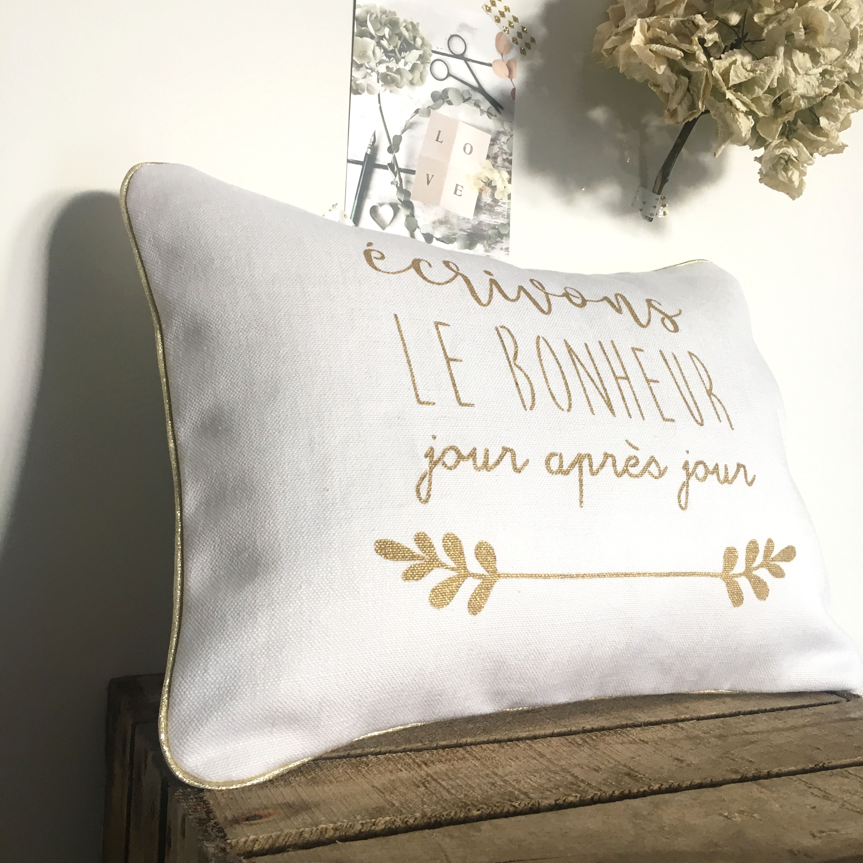 Coussin lin blanc Du bonheur tous les jours Or